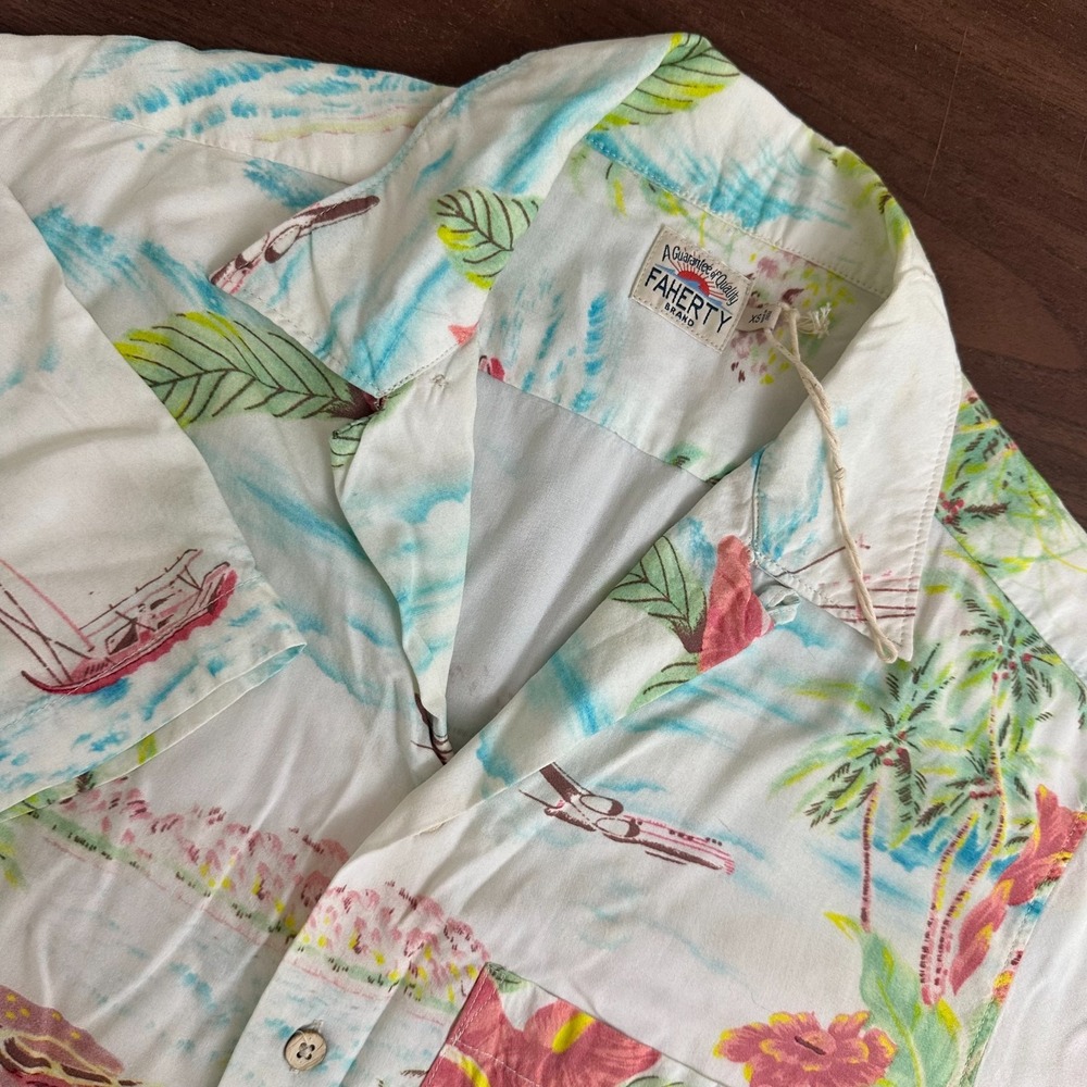 Faherty Kona Camp Shirt White Tropical Island Print Rayon Button Up Mens XS